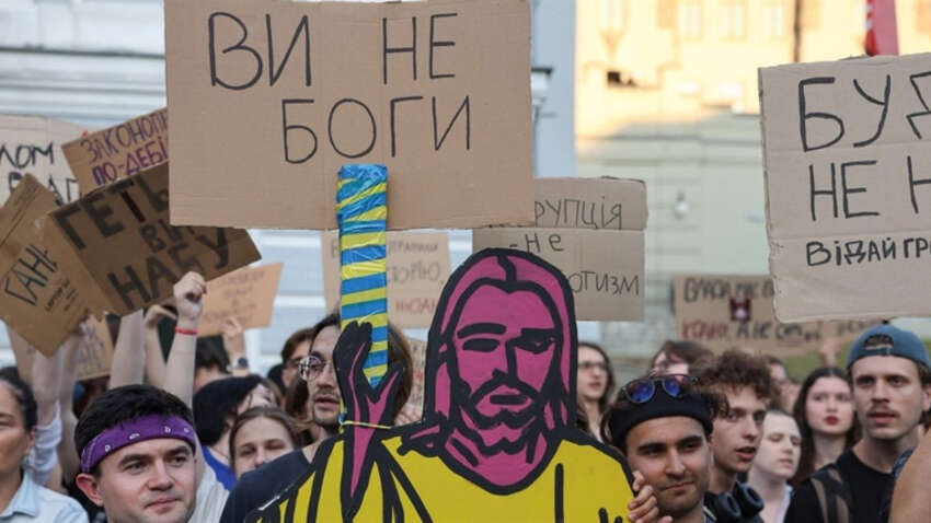 В политической жизни произошло сразу два события: почему это сигнал Зеленского В политической жизни произошло сразу два события: почему это сигнал Зеленского
