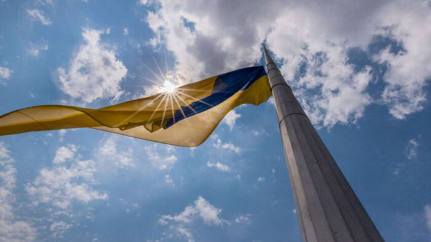 У Києві раптово приспустили головний прапор України: що сталося