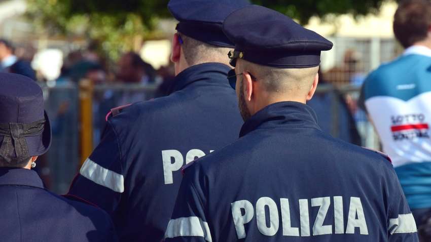 В Італії українка побила поліцейських металевою сушкою для рушників: подробиці