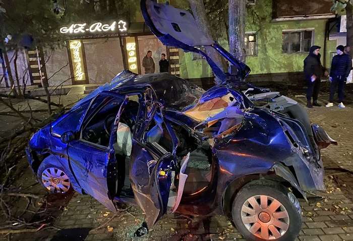 Удар был такой силы, что дерево оказалось вырванным с корнем - в Одесской области страшное ДТП, унесшее жизни Удар был такой силы, что дерево оказалось вырванным с корнем - в Одесской области страшное ДТП, унесшее жизни