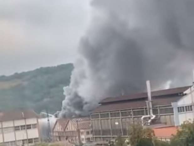 Во Франции на заводе загорелся резервуар с кислотой: людей просят не выходить из домов (ВИДЕО)