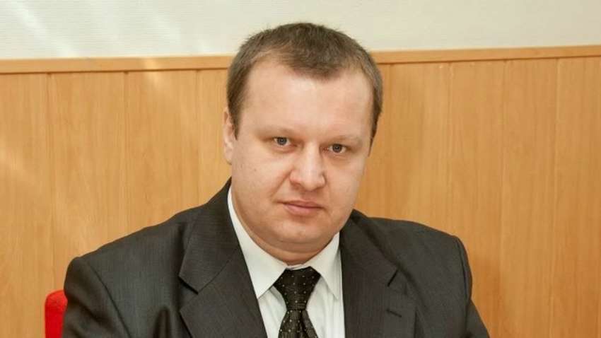 “Вы детей травите”: в Мелитополе люди в балаклавах силой накормили чиновника маргарином (ВИДЕО)