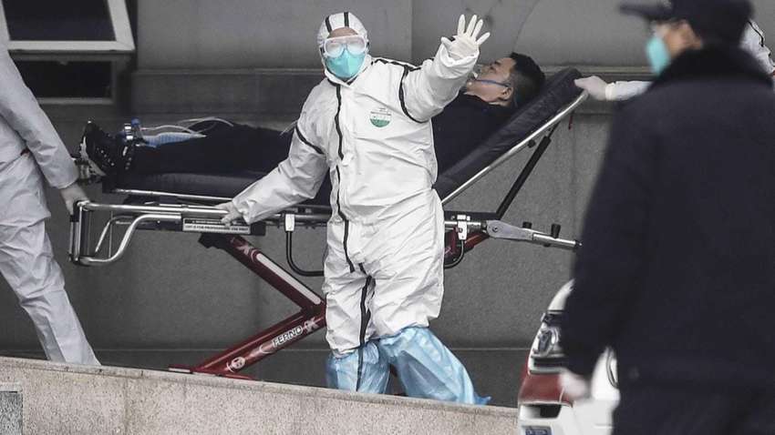 Люди падають на вулицях замертво: з'явилися моторошні відео із зараженого епідемією Китаю (18+)