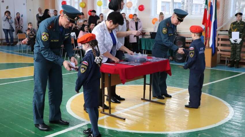 Детей готовят к войне: в Геническе на Херсонщине оккупанты запускают "кадетские классы"