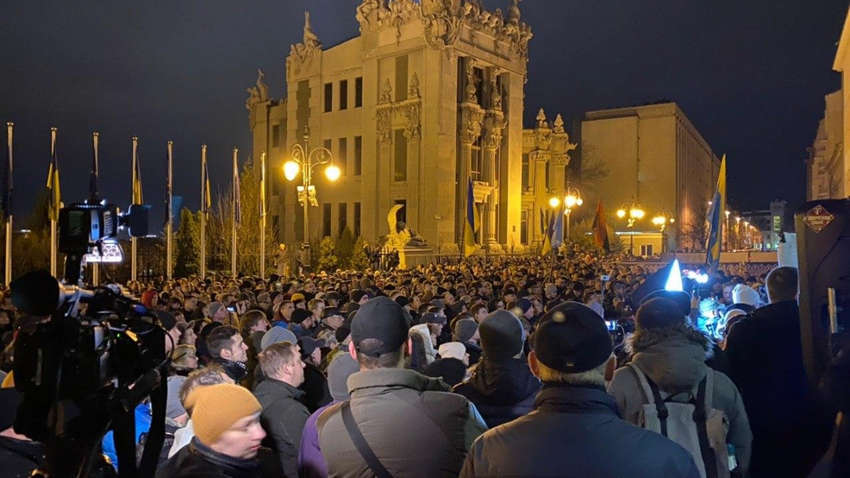 Поки в Санжарах протестують через Ухань, під Офісом президента нагадують, що Росія - ворог