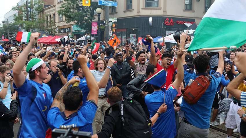 Від радості до божевілля: чому в Італії почали рахувати смерті після перемоги їхньої збірної на Євро-2020 Від радості до божевілля: чому в Італії почали рахувати смерті після перемоги їхньої збірної на Євро-2020