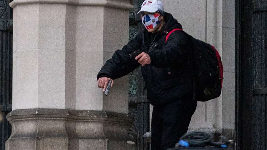 Мужчина открыл стрельбу во время праздничного мероприятия: он умолял убить его Мужчина открыл стрельбу во время праздничного мероприятия: он умолял убить его