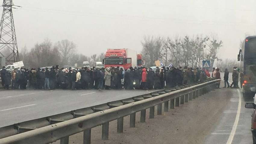 В Лубнах люди перекрыли международную трассу "Киев-Харьков" - власти разводят руками В Лубнах люди перекрыли международную трассу "Киев-Харьков" - власти разводят руками