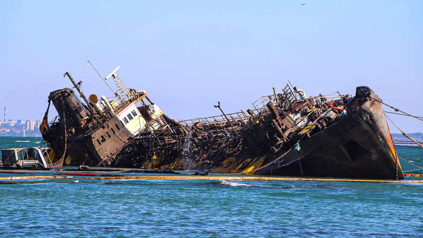 Не минуло й року: напівзатонулий танкер «Делфі» нарешті поставили на кіль