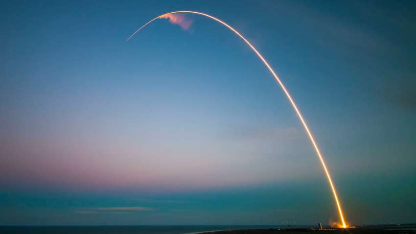 Невероятное зрелище: фотограф снял запуск ракеты на фоне Солнца (видео) 