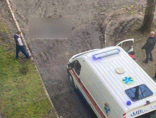Во Львове из окна университета выпал первокурсник: 18-летний студент погиб Во Львове из окна университета выпал первокурсник: 18-летний студент погиб