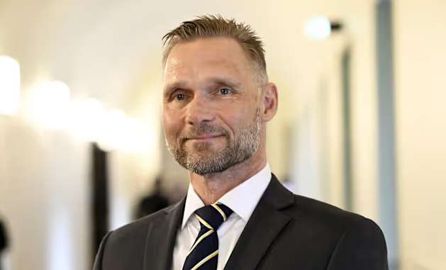 Пьяного политика выбросили из самолета Finnair: он громко кричал, что он депутат