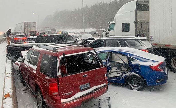 Смертельная стихия: в Канаде из-за снега столкнулось 40 авто, есть погибшие и пострадавшие