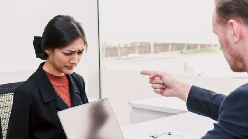 Ці колеги знищують нерви: авторка “Придурки на роботі” пояснила, як вижити в токсичному офісі Ці колеги знищують нерви: авторка “Придурки на роботі” пояснила, як вижити в токсичному офісі