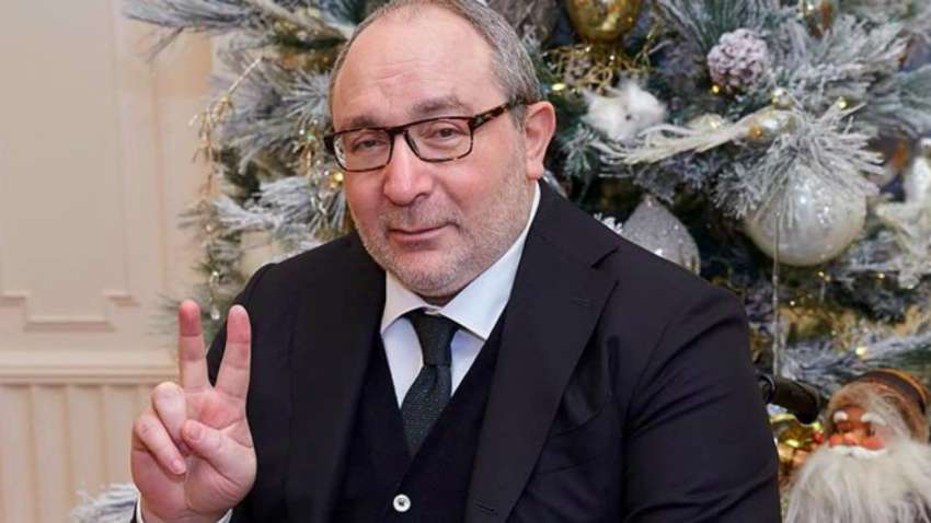 «Кернес жив»: харків’янин набив тату на обличчі на пам’ять про померлого мера (ВІДЕО)