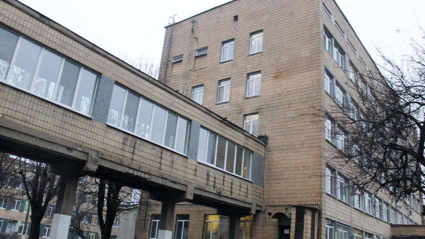 Синие стены, туалеты прошлого века и медсестра на 60 человек - сети показали фото Харьковской COVID-больницы