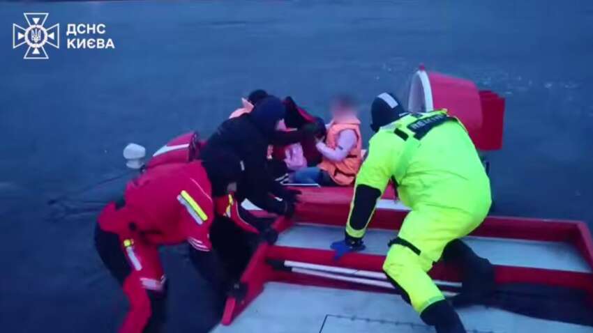 В Киеве мама с ребенком дрейфовали на льдине в 200 метрах от берега