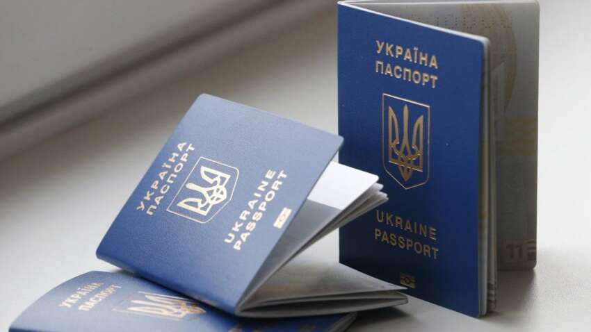 Новые правила выезда за границу: Кабмин снимает все ограничения для некоторых категорий