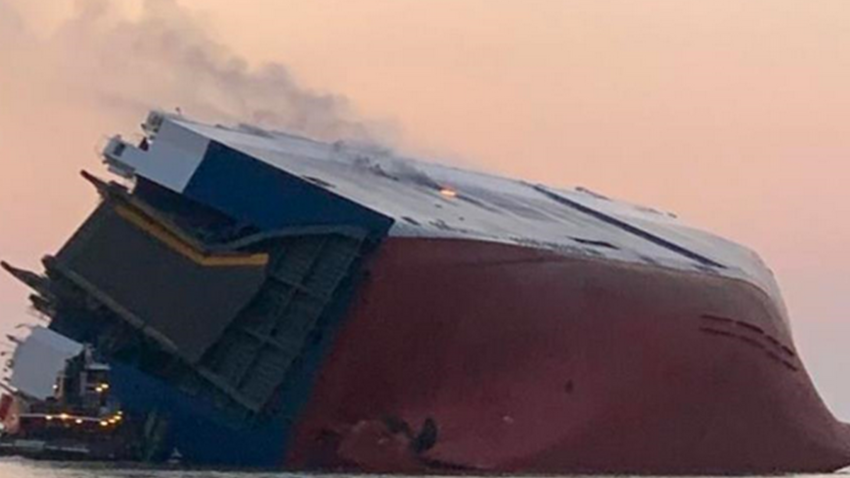 У берегов США загорелось судно: судьба четырех моряков неизвестна