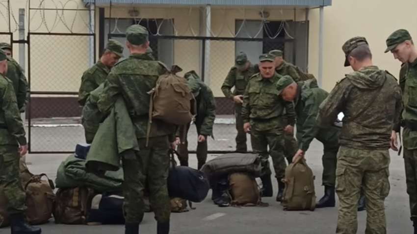 Мобилизированный россиянин скрылся с автоматом из воинской части в Луганской области Мобилизированный россиянин скрылся с автоматом из воинской части в Луганской области