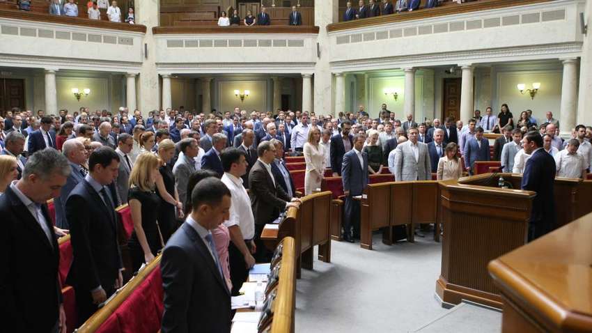 Позачергове засідання Ради: політологи розповів про умови прийняття законопроектів