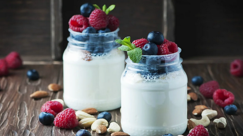 Медики объяснили, почему вредно есть на завтрак только йогурт