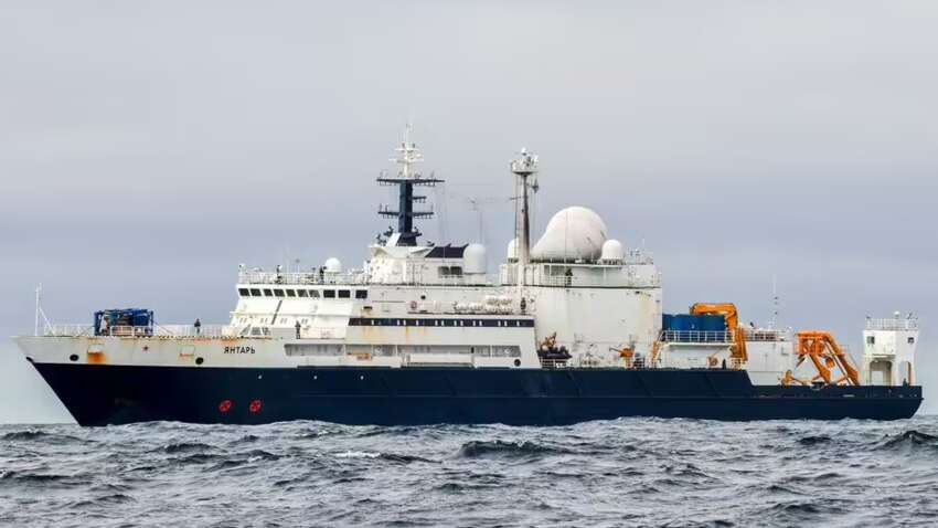 Российский корабль заметили вблизи подводных кабелей: Великобритания задействовала боевой вертолет