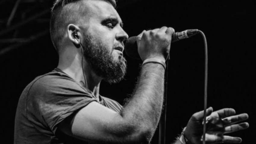 Не може рухатися: соліст відомого гурту потрапив до лікарні