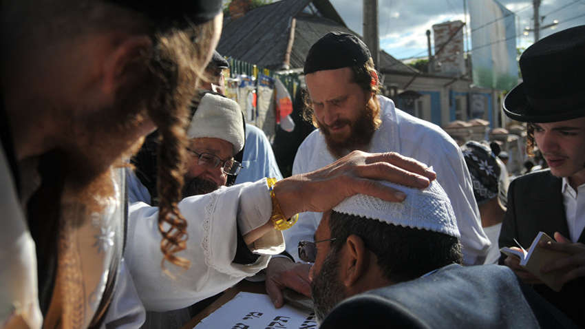 Найден выход: хасиды в Умани молитвами заставят коронавирус исчезнуть с планеты Найден выход: хасиды в Умани молитвами заставят коронавирус исчезнуть с планеты