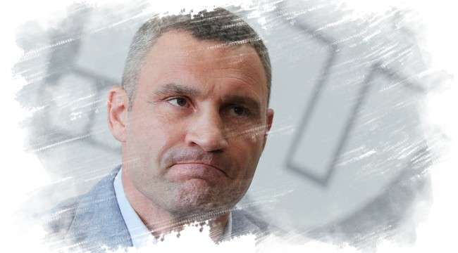 Кличко пришел на сессию на костылях и пригрозил ими чиновникам (видео)