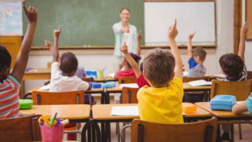 Скандал в школе: украинку заставить петь русскую песню Скандал в школе: украинку заставить петь русскую песню