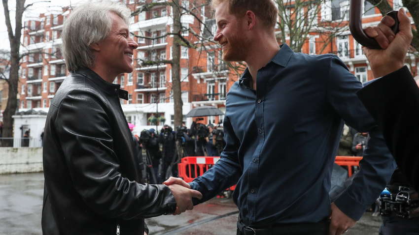 Видеофакт: принц Гарри с Бон Джови записали гимн для «непобежденных»