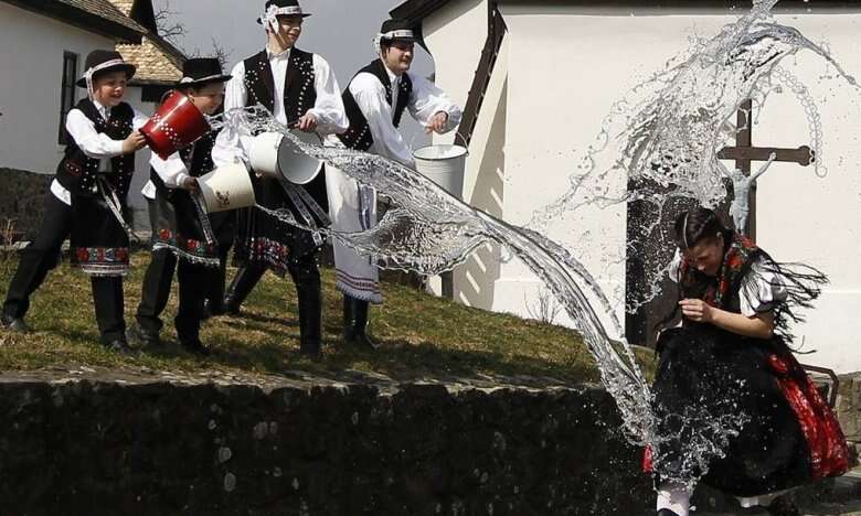 Великодній понеділок: традиції, заборони та кого потрібно обов'язково облити водою