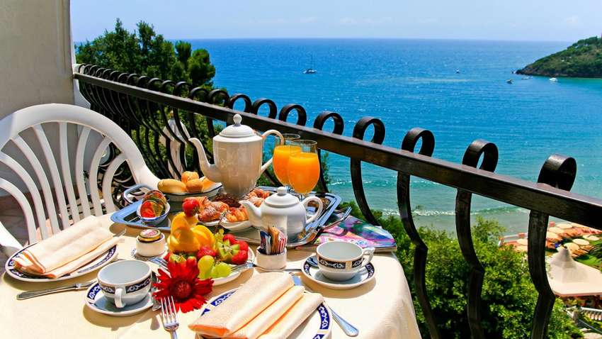 В джунглях, печерах та під водою: названі незвичайні готелі світу