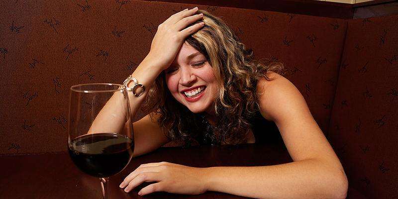 "Ми купимо м'ясо, посмажимо разом": п'яна жінка намагалася підкупити поліцейських (відео)