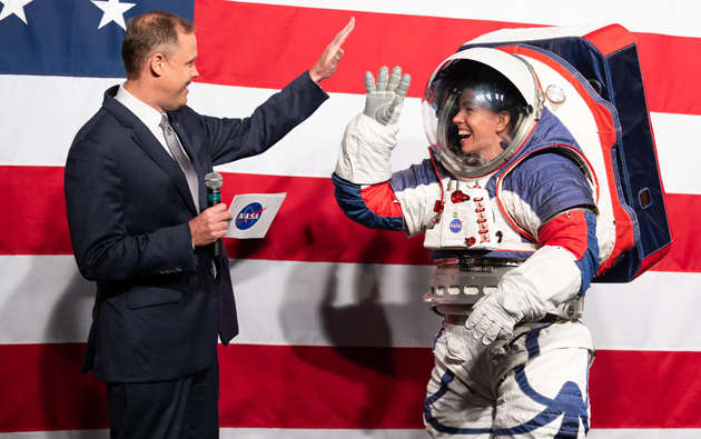 На Луну и Марс: NASA показали скафандры для полетов