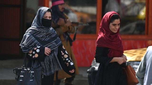 Таліби заборонили жінкам зніматися у драмах Таліби заборонили жінкам зніматися у драмах