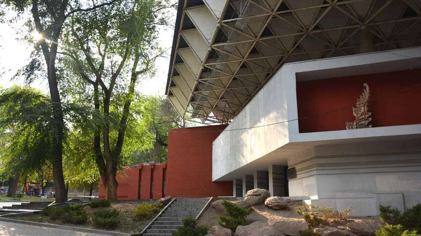 В Днепре в парке на ребенка упала инсталляция: девочка в коме