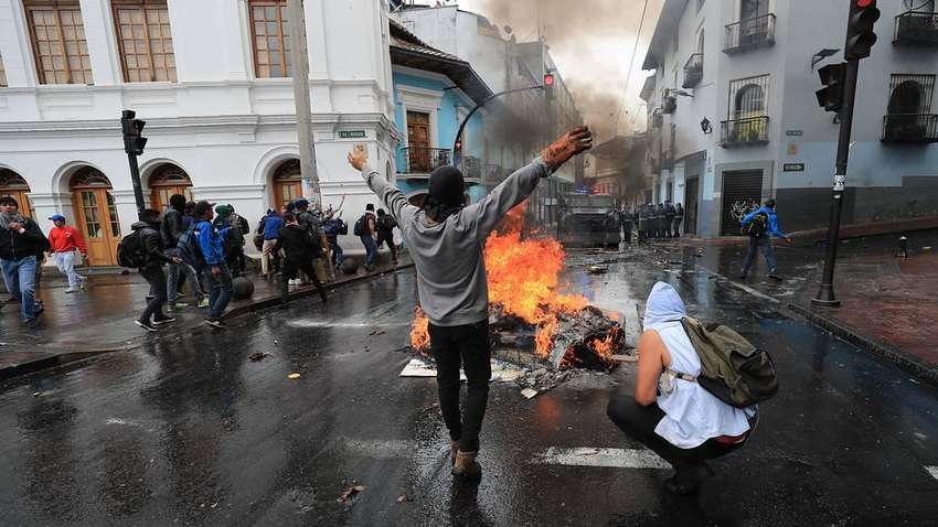 В Еквадорі протестувальники взяли в заручники вісім поліцейських