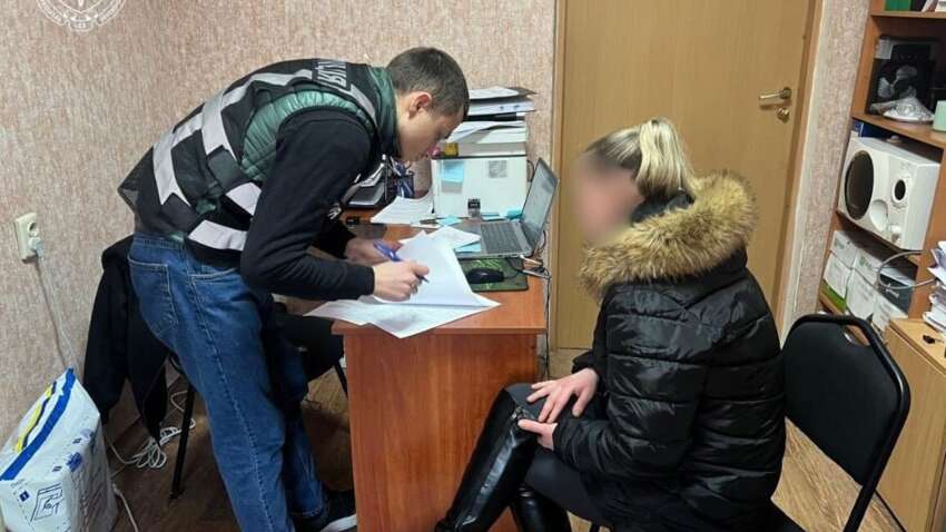 Била, связывала и резала ножом: в Киеве мать пытала 9-летнего сына Била, связывала и резала ножом: в Киеве мать пытала 9-летнего сына