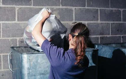 Чому в новорічну ніч сміття краще залишити вдома: цікаві прикмети Чому в новорічну ніч сміття краще залишити вдома: цікаві прикмети