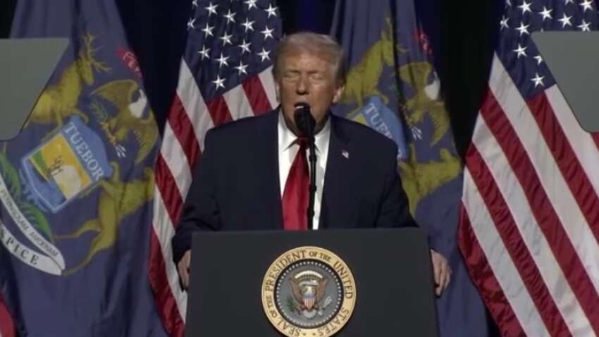 Трамп з дивними кривляннями висміює Байдена, який "ширяв у небі" (ВІДЕО)