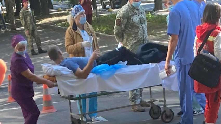 В Киев из зоны ООС на лечение привезли тяжело раненых воинов (ВИДЕО)