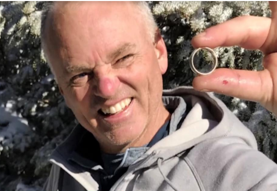 Американец с альпинистами отыскал утерянное в горах кольцо