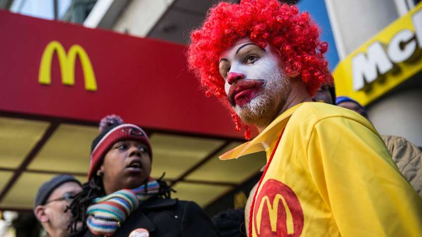 "Секс-скандал в McDonald's": главу сети ресторанов быстрого питания уволили за служебный роман
