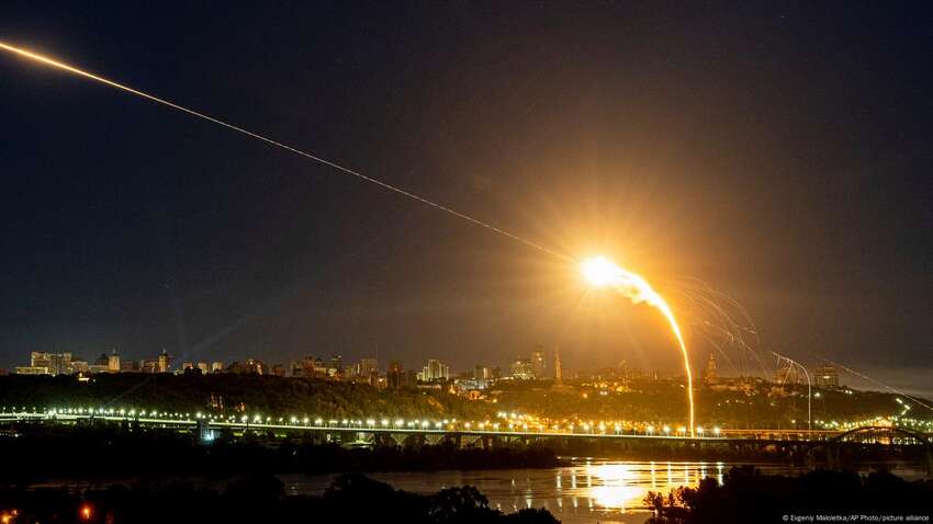 Почему Россия массированно бьет по Украине именно ночью: что враг готовит на осень Почему Россия массированно бьет по Украине именно ночью: что враг готовит на осень