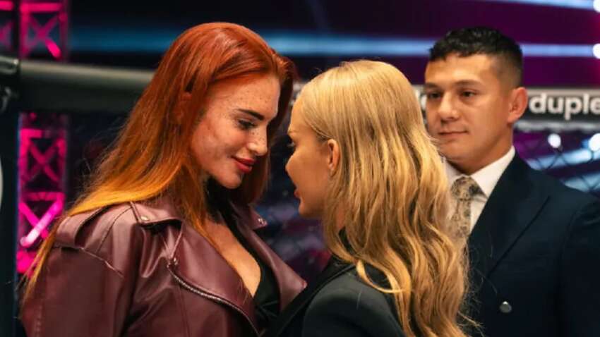 Бойчихи ММА на битве взглядов стали целоваться в губы и показывать грудь (ФОТО)