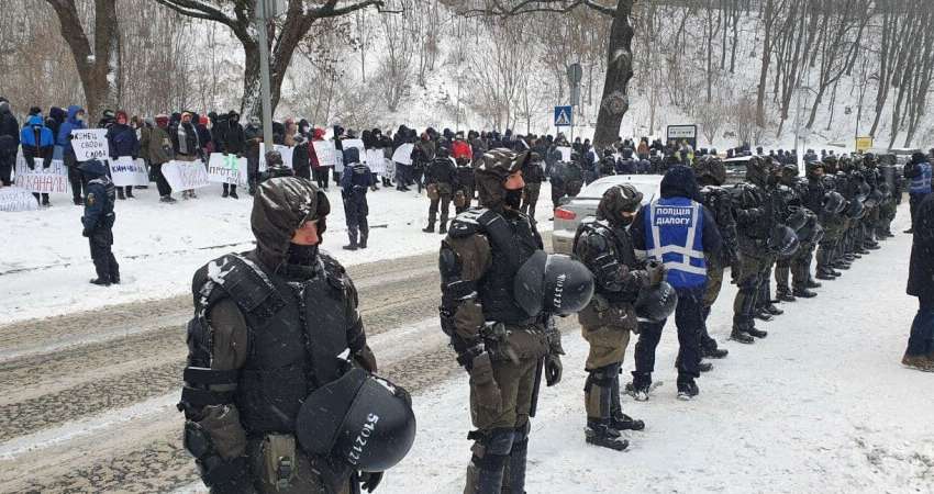 Украинцы вышли на митинг в поддержку закрытых телеканалов (Фото, Видео)