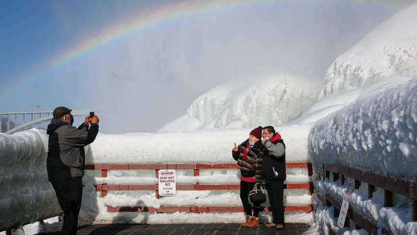 Неймовірні фото: в США замерз Ніагарський водоспад