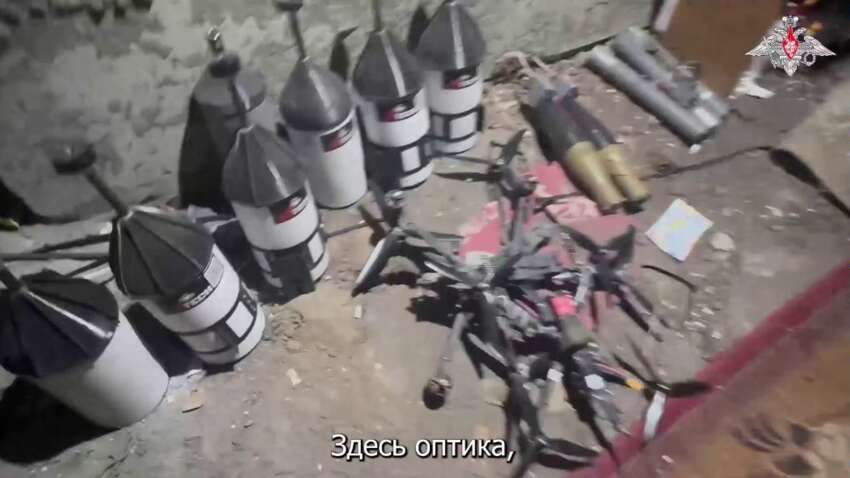 Оккупанты показали якобы брошенный схрон СБС с десятками дронов и катушек оптоволокна